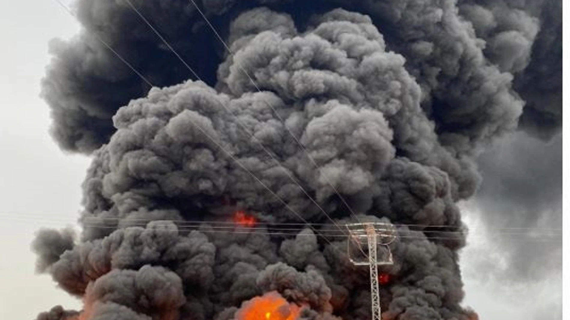 Imagen de la nave industrial ardiendo