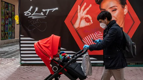 Una mujer empuja un carrito de bebé en Sant Jordi (Mallorca)