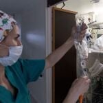 Varias enfermeras de la unidad de cuidados intensivos (UCI) del Hospital Morales Meseguer de Murcia, atienden a un paciente infectado con COVID 19, en el hospital universitario Morales Meseguer de Murcia. El coronavirus ha obligado a cambiar radicalmente el trabajo de las unidades de cuidados intensivos (UCI), en las que ni el miedo a posibles contagios ni la ansiedad generada por el colapso ni los interminables turnos de trabajo han sido tan duros para su personal como no poder coger de la mano a pacientes y familiares en los momentos más críticos de sus vidas.