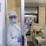 Varias enfermeras de la unidad de cuidados intensivos (UCI) del Hospital Morales Meseguer, de Murcia, atienden a un paciente infectado con COVID 19