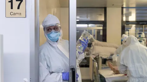 Varias enfermeras de la unidad de cuidados intensivos (UCI) del Hospital Morales Meseguer, de Murcia, atienden a un paciente infectado con COVID 19