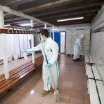 Desinfección en el gimnasio social Sant Pau en el barrio del Raval