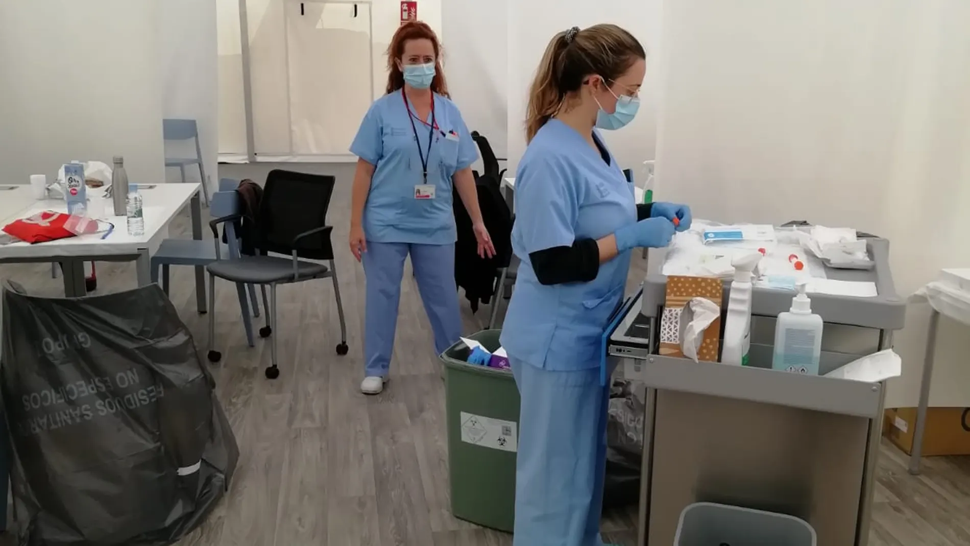 Toma de muestras al personal sanitario en el hospital de campaña situado junto a La Fe de Valencia.