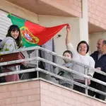 Familias portuguesas interpretan&quot;Grandola, Vila Morena&quot;en los balcones de sus casas