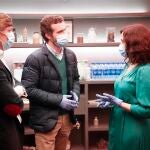 La presidenta de la Comunidad de Madrid, Isabel Díaz Ayuso, y el presidente del PP, Pablo Casado, visitan el Room Mate Óscar Hotel, uno de los 22 establecimientos que están dando servicio a sanitarios, en Madrid