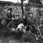 Adolf Hitler rodeado de varios soldados, durante la I Guerra mundial
