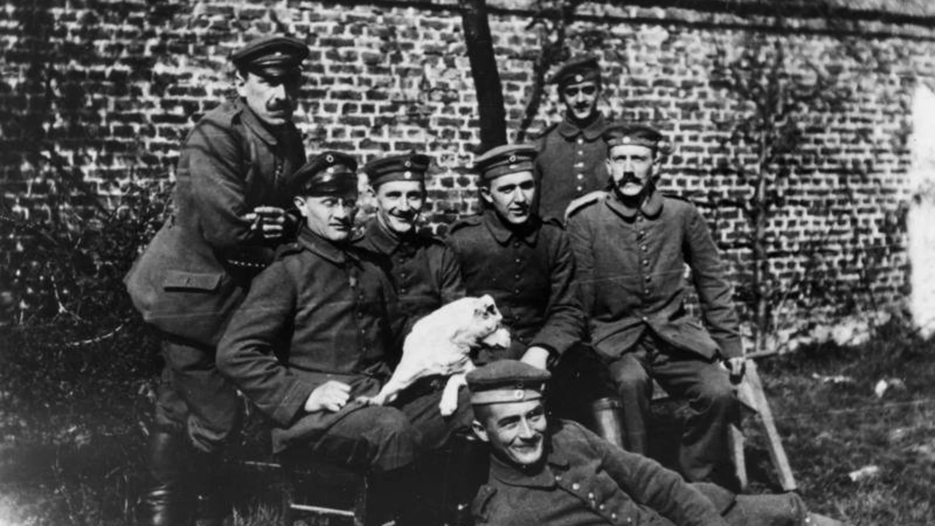 Adolf Hitler rodeado de varios soldados, durante la I Guerra mundial