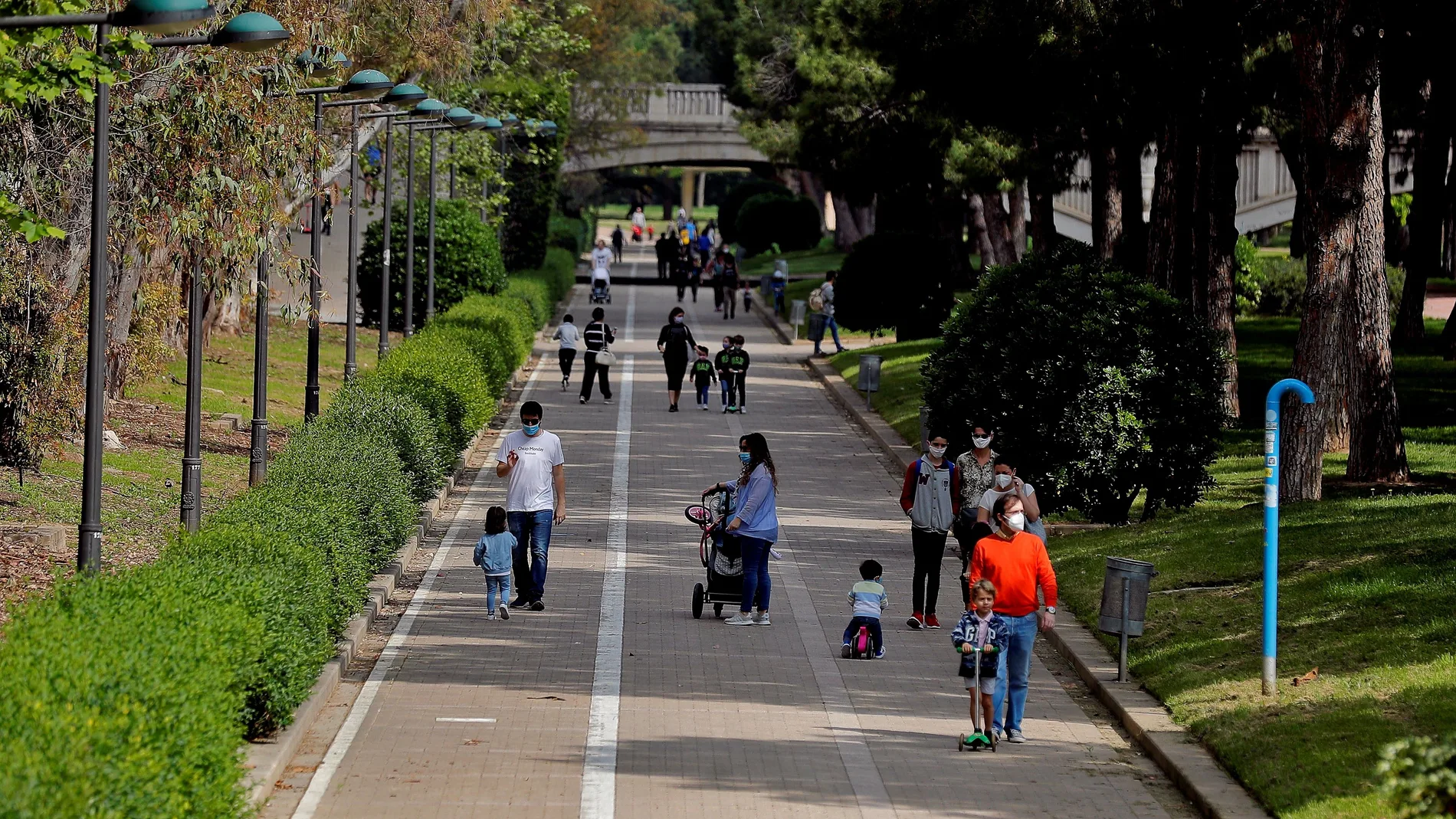 Valencia reabre sus parque y playas para que los niños puedan pasear