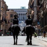 Policía italiana patrulla la Via del Corso street en Roma