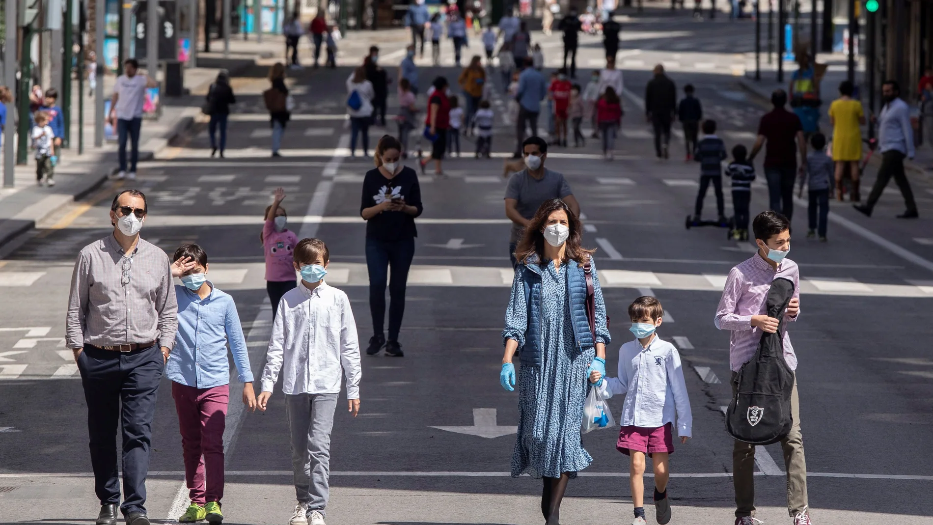 Los menores de 14 años salen a la calle tras 43 días de confinamiento