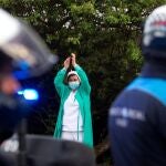 Personal sanitario del Hospital del Meixueiro en Vigo agradecen los aplausos de los vecinos y los miembros de la Policía Local por su labor en la lucha contra el coronavirus