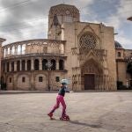 Una niña patina en una vacía plaza de la Virgen de València, en el día en el que más de seis millones de niños menores de 14 años han podido salir a la calle en el caudragésimo tercer diái de estado de alarma