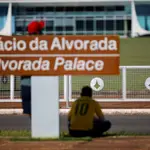 Un simpatizante del presidente de Brasil, Jair Bolsonaro, reza frente al palacio de la Alvorada