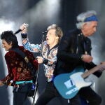 Manchester (United Kingdom).- (FILE) - British musicians Mick Jagger (C), Keith Richards (R) and Ronnie Wood (L) perform during The Rolling Stones 'No Filter' tour in Old Trafford stadium in Manchester, Britain, 05 June 2018 (reissued 26 April 2020). According to media reports, the band The Rolling Stones have reached the top of the iTunes chart with their new single 'Living In A Ghost Town', more than 40 years after their last number one hit. It is the band's first song for eight years. (Reino Unido) EFE/EPA/Nigel Roddis *** Local Caption *** 55091580