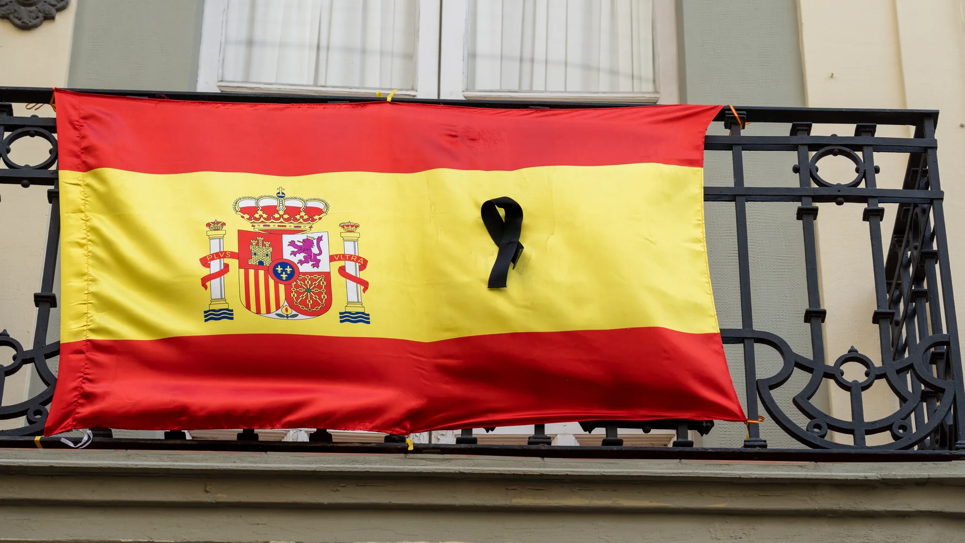 Bandera de España con un crespón negro