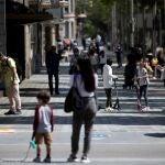 Varias familias pasean por la Diagonal de Barcelona este domingo, cuadragésimo tercer día de estado de alarma, cuando más de seis millones de niños de hasta 14 años han podido salir pro primera vez a la calle desde el inicio del confinamiento.