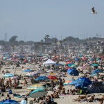 25 April 2020, US, Newport Beach: People gather at Newport Beach as a heatwave hits the area despite the stay at home order due to the coronavirus outbreak. Photo: Mindy Schauer/Orange County Register via ZUMA/dpa25/04/2020 ONLY FOR USE IN SPAIN