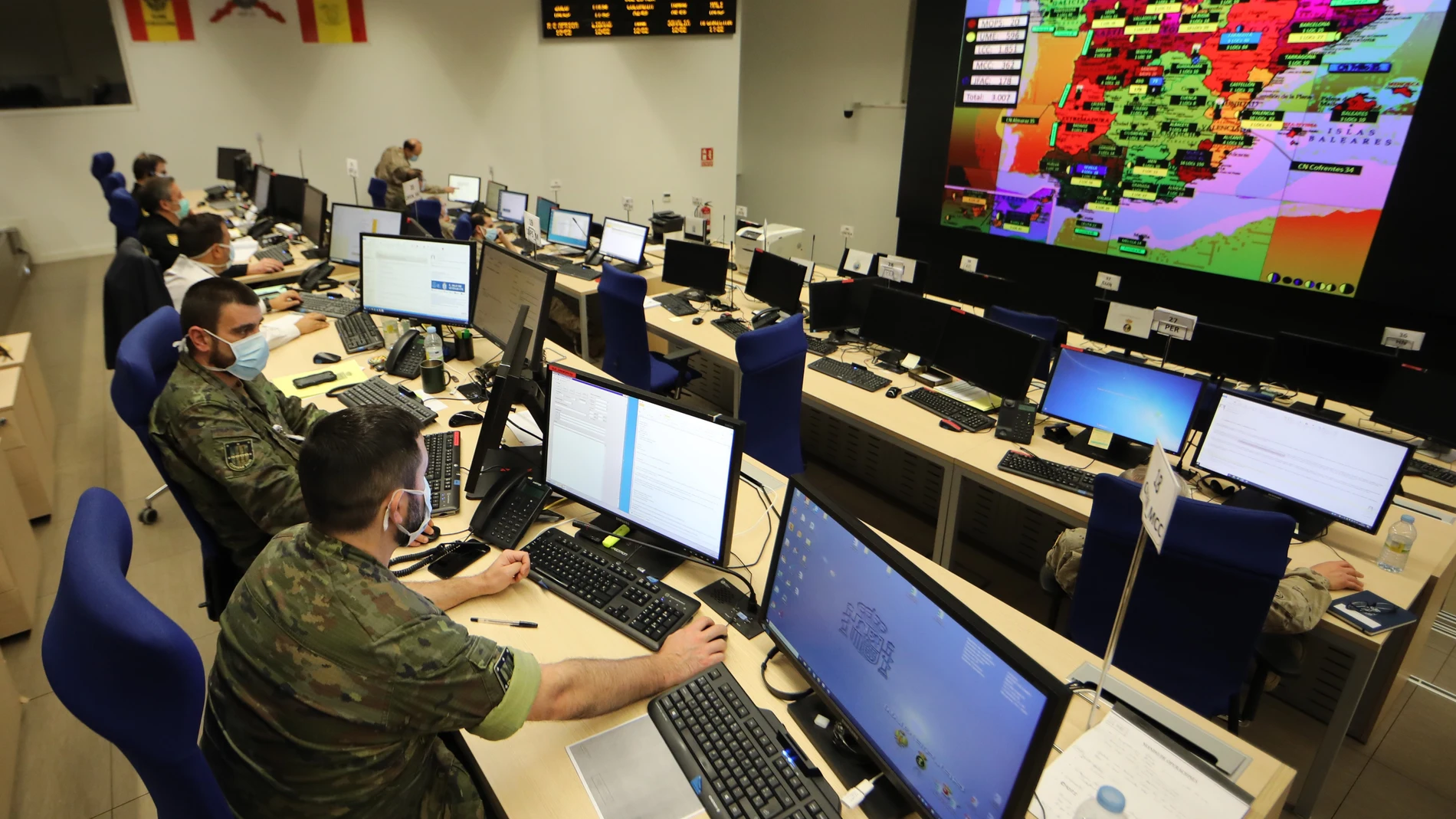Varios efectivos controlan en tiempo real la actividad de los militares desplegados en «Balmis»