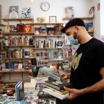 La librería Molar Discos & Libros, en el madrileño barrio de La Latina, ha puesto en marcha un plan de abonos para que los clientes puedan comprar