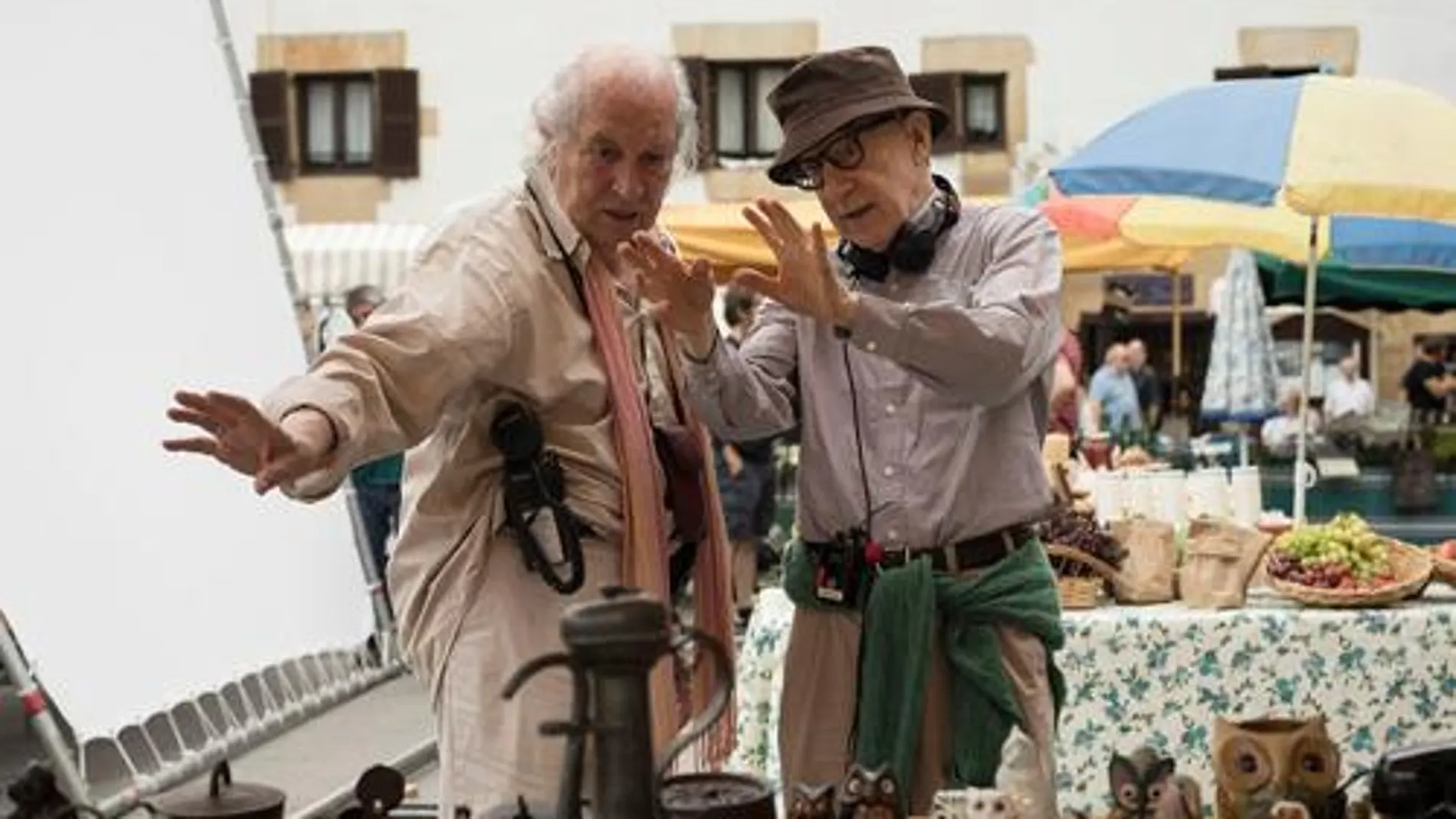 El director de fotografía Vittorio Storaro junto a Woody Allen durante el rodaje de “Rinfkin’s Festival”, la última película del cineasta