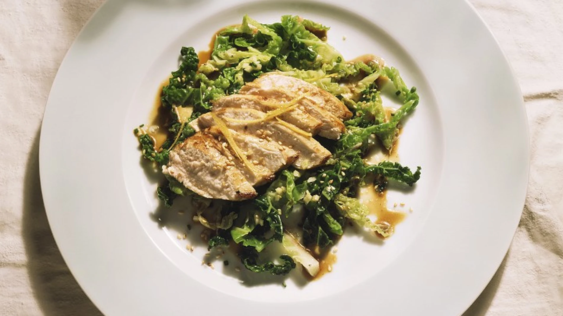 Ensalada de pollo con pesto