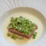 Sopa de espárragos blancos con ventresca de atún y cuscús de espárragos verdes de Joaquín Felipe