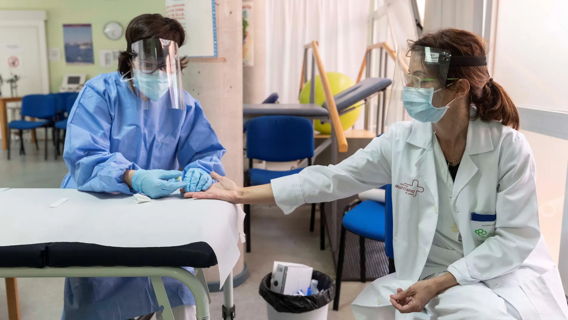Una enfermera toma muestras de sangre a una compañera para realizarle un test rápido de coronavirus, hoy en el centro de salud del Carmen, Murcia