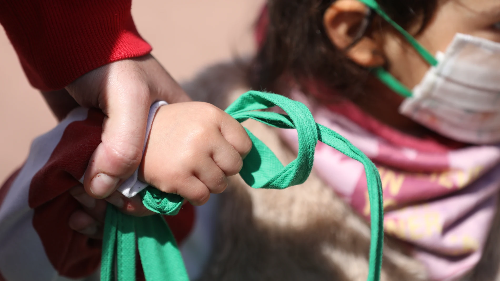 Payasos de Circos Reunidos entregan a niños material sanitario