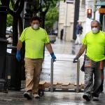 Dos trabajadores esta mañana en Sevilla