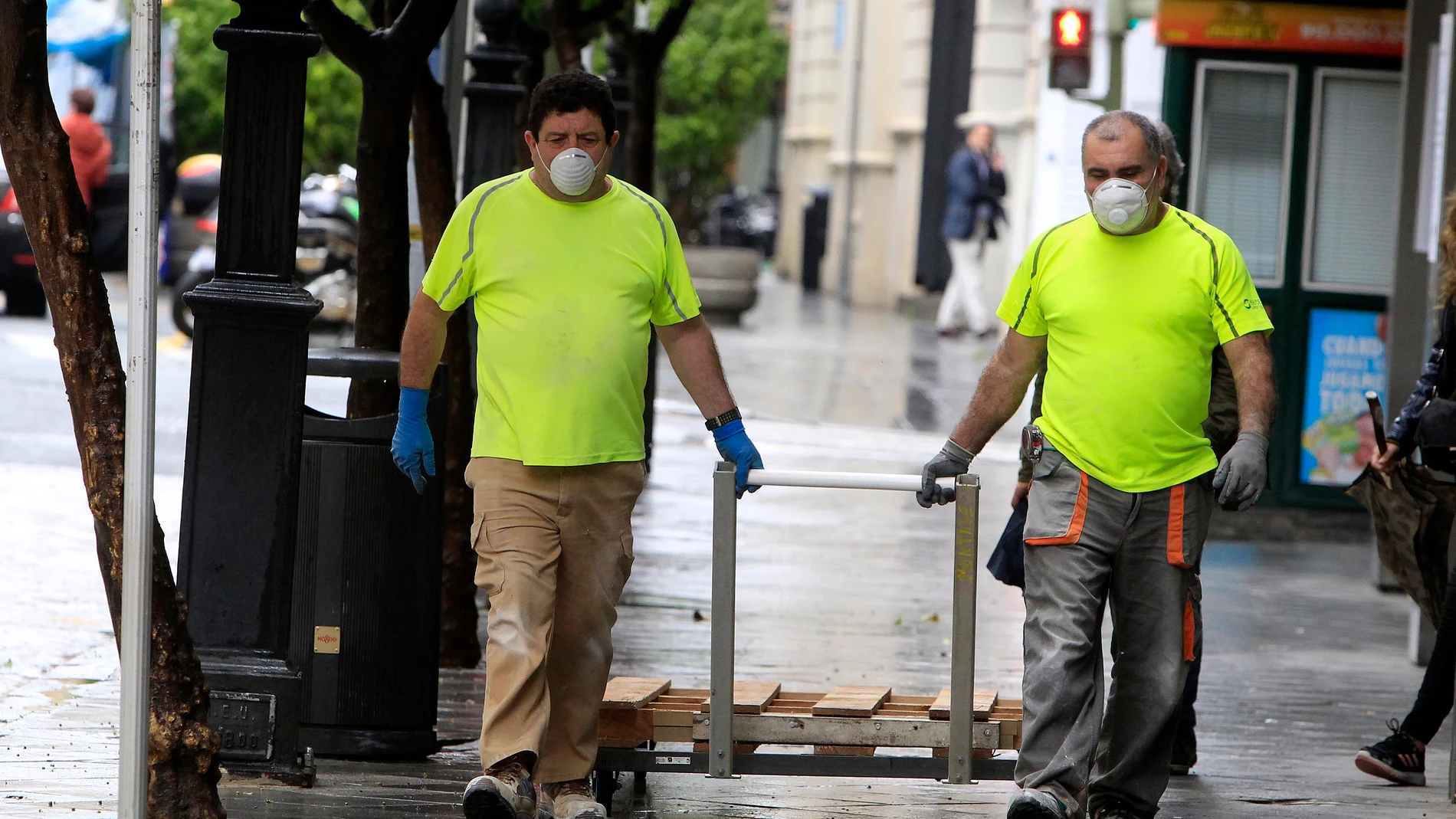 Dos trabajadores esta mañana en Sevilla