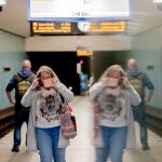Una mujer se pone una mascarilla en la estación de metro de Turmstrasse, en Berlín27/04/2020 ONLY FOR USE IN SPAIN