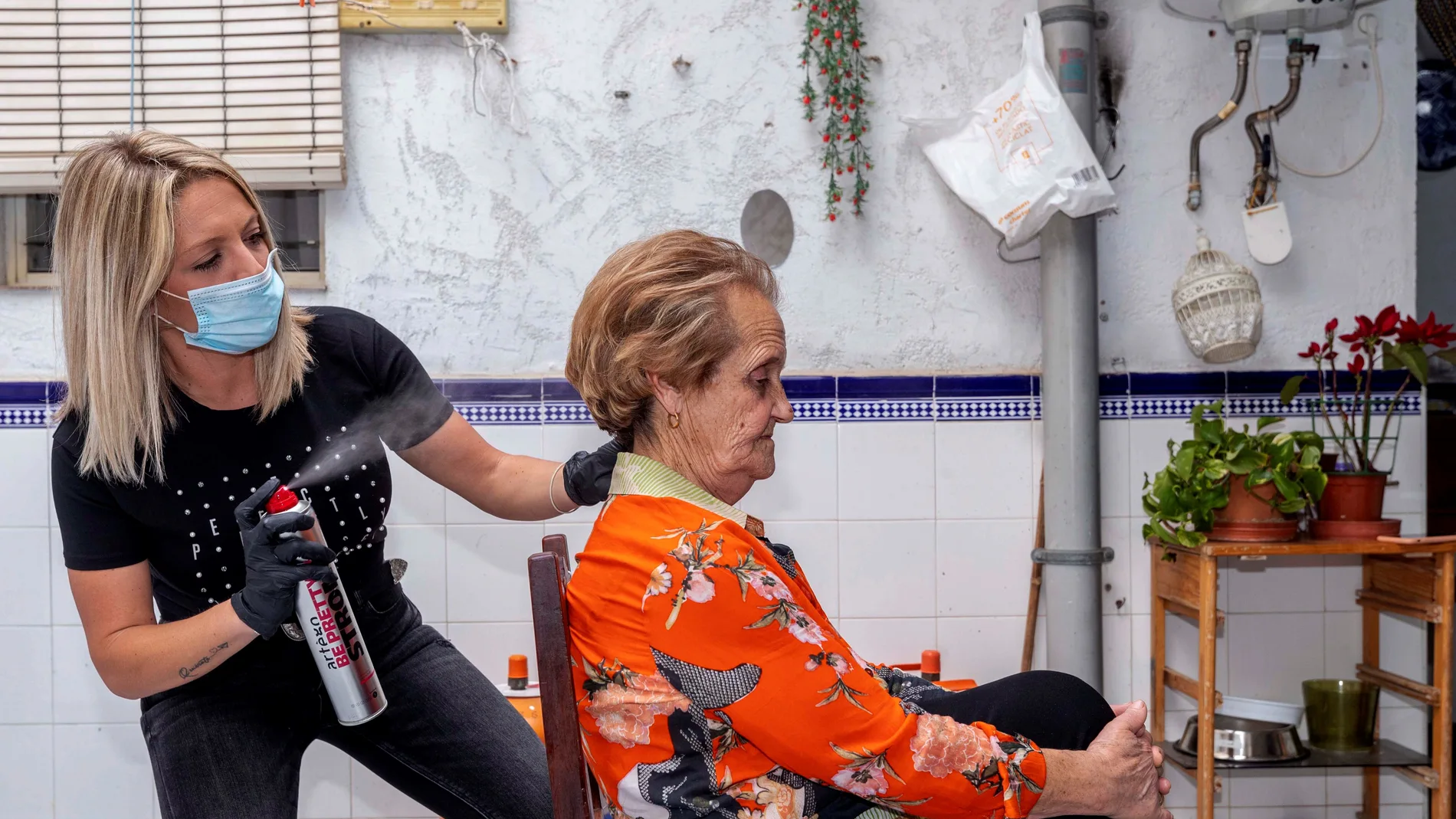 La peluquera Marisina Luna realiza desde lunes un servicio a domicilio