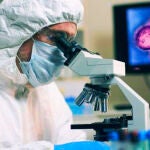 Un científico en un laboratorio