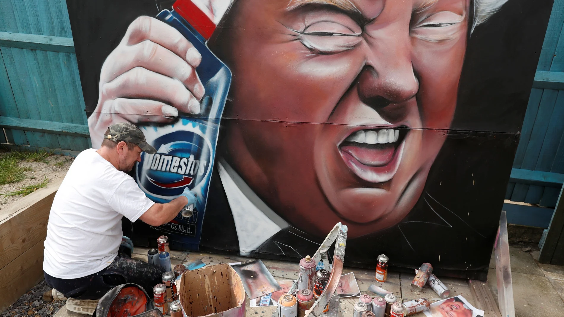 Un artista pinta un mural del presidente Trump con un conocido producto de limpieza, en alusión a sus últimas sugerencias para tratar el coronavirus.