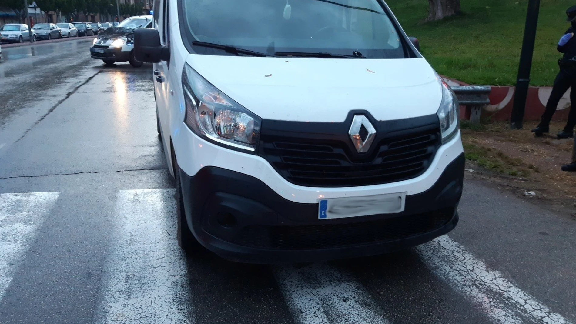 Sucesos.- Detienen en Murcia al conductor de una furgoneta que circulaba sin permiso y con ocho ocupantes a bordo