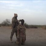 Momento del asesinato con un tiro en la nuca de un soldado chadiano