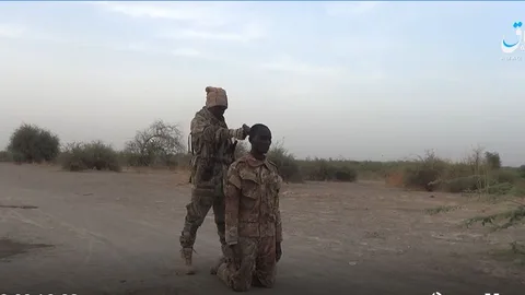Momento del asesinato con un tiro en la nuca de un soldado chadiano