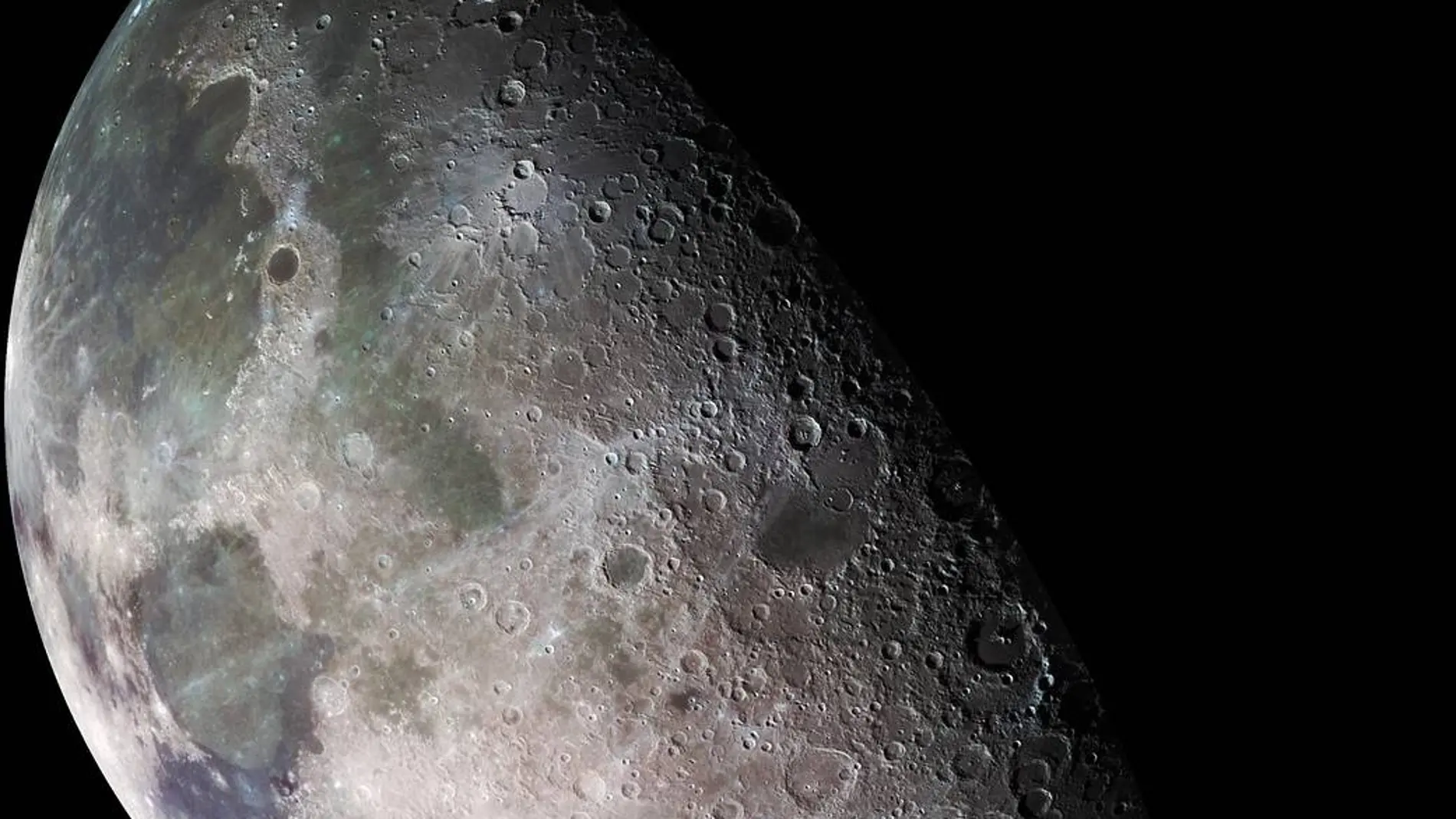 Imagen de la Luna obtenida a partir de la superposición de 18 fotografías tomadas por la sonda Galileo durante su camino hacia Júpiter