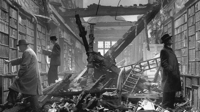 Librería Holland House, en Londres, bombardeada en 1940, durante la Segunda Guerra Mundial