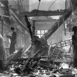 Librería Holland House, en Londres, bombardeada en 1940, durante la Segunda Guerra Mundial