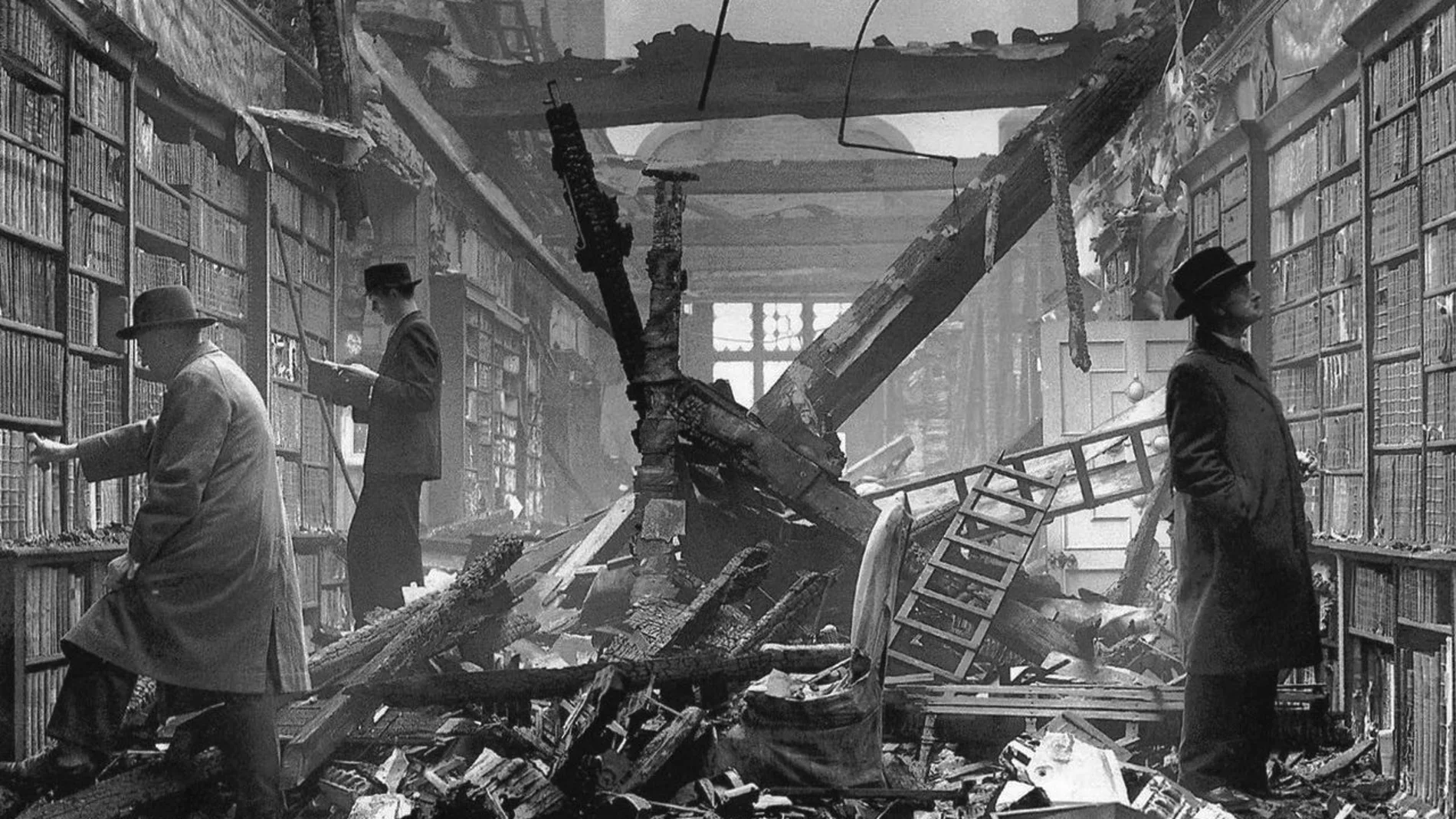 Librería Holland House, en Londres, bombardeada en 1940, durante la Segunda Guerra Mundial