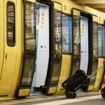 Una pasajera con mascarilla sale del vagón de un tren en la estación de Alexanderplatz de Berlín