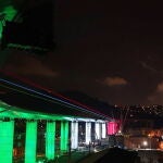 Los 18 pilares del nuevo puente de Génova iluminados con los colores de la bandera tricolor italiana