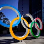 Los aros olímpicos, al lado de la sede del Comité Olímpico Japonés