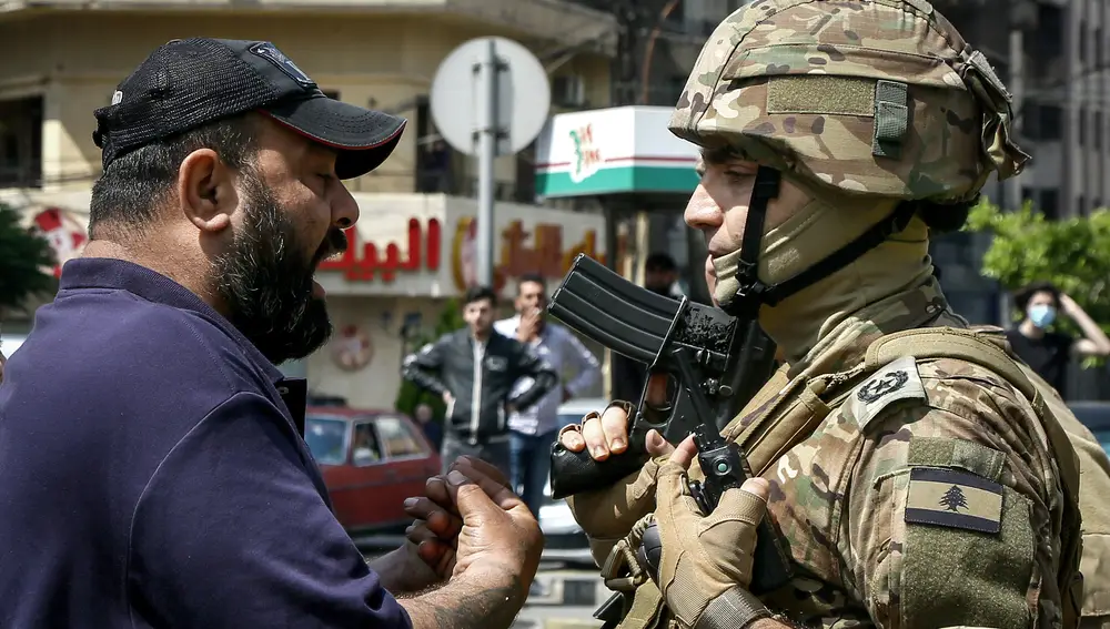 Un manifestante discute con un militar en Trípoli