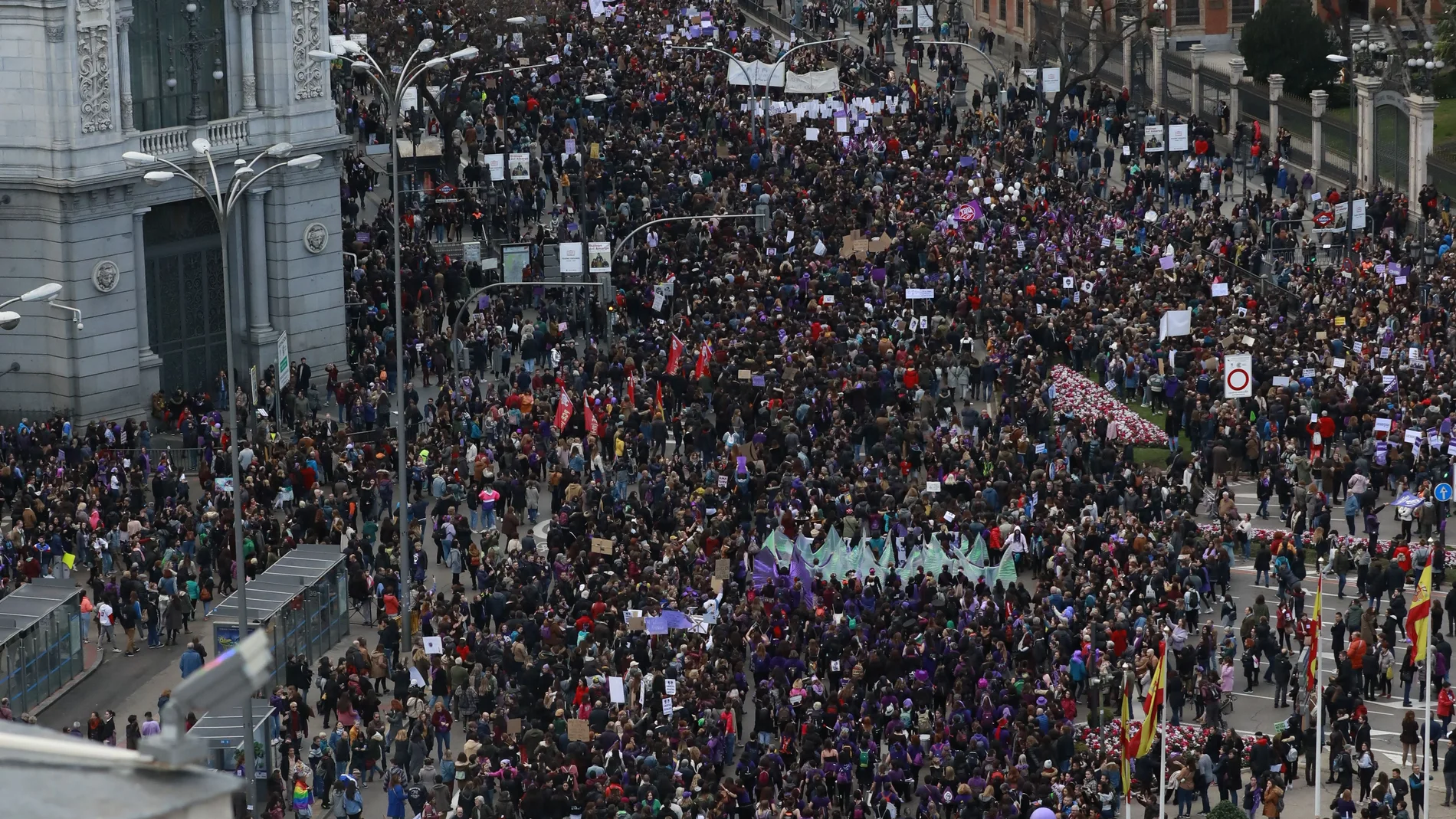 Vista aérea de la manifestación por el Dia Internacional de la Mujer, 8M en la Plaza de Cibeles