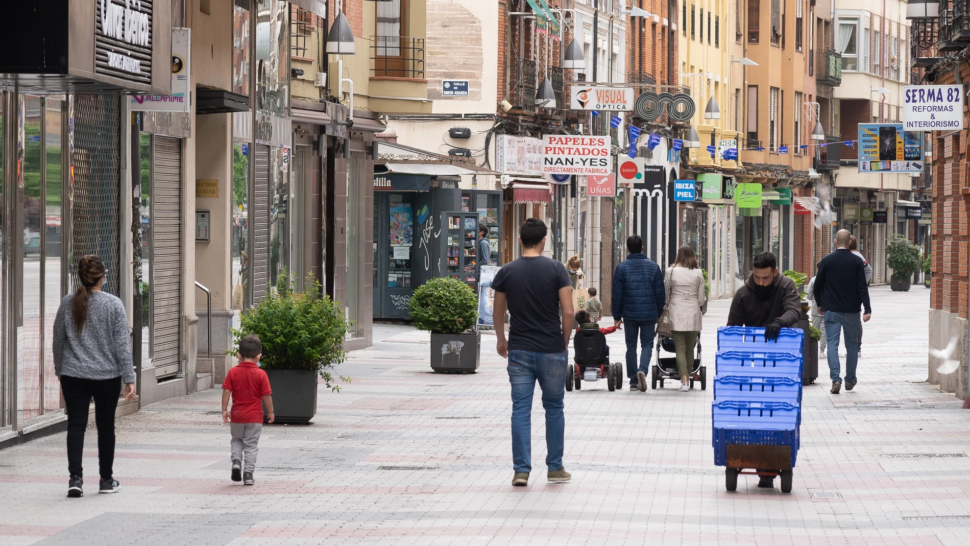 Varias personas pasean por las calles de Valladolid