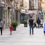 Varias personas pasean por las calles de Valladolid