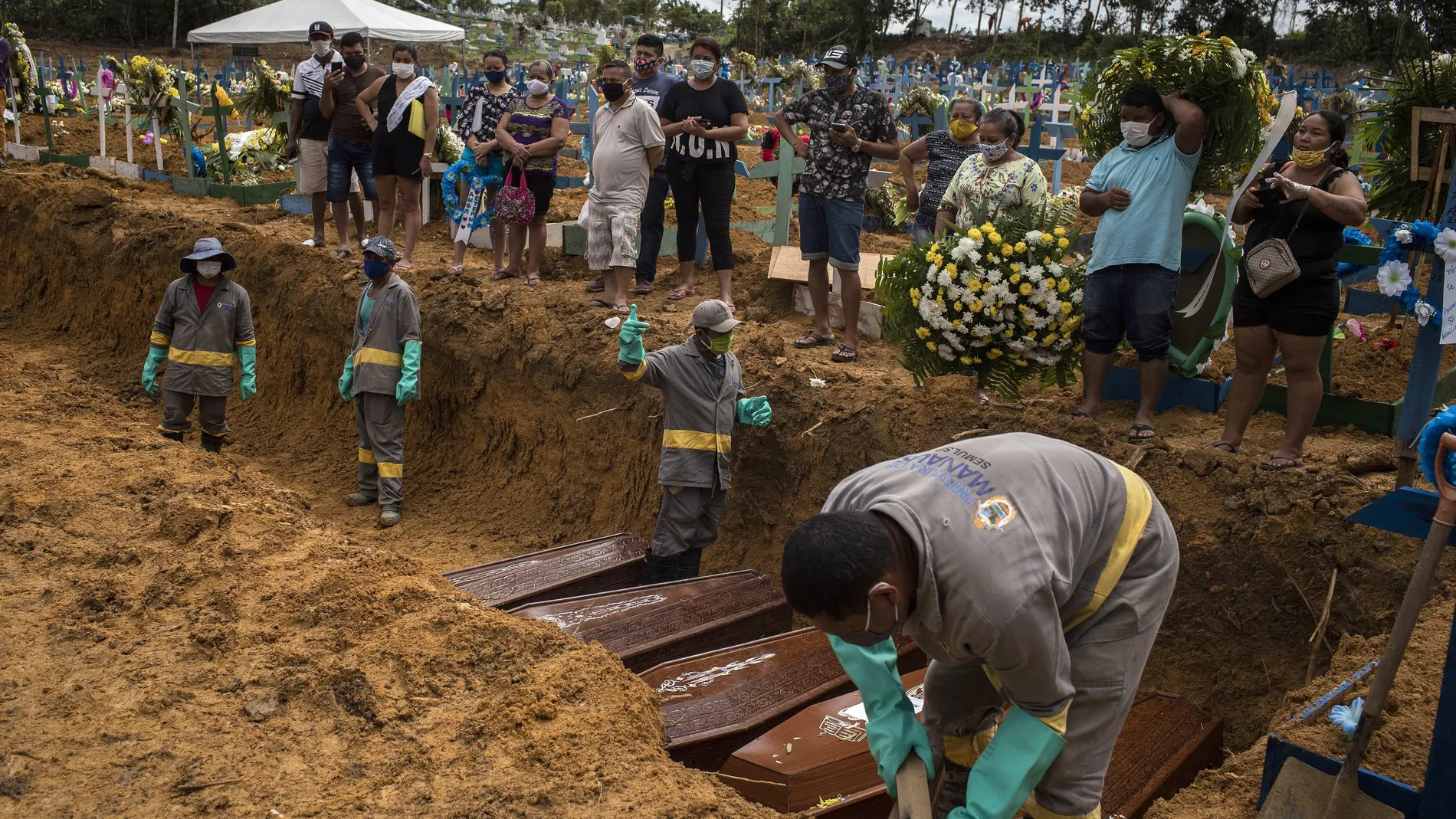 No cesan los entierros masivos en el estado brasileño de Amazonas