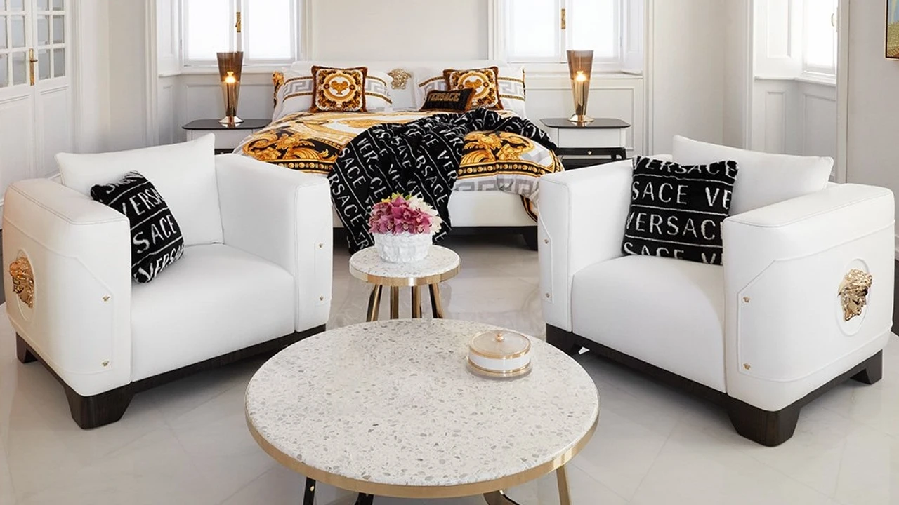 Decoración de lujo: el mobiliario de la línea Medusa de Versace
